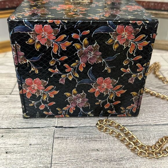 Floral Embossed Design Crossbody Box Bag - Picture 8 of 10